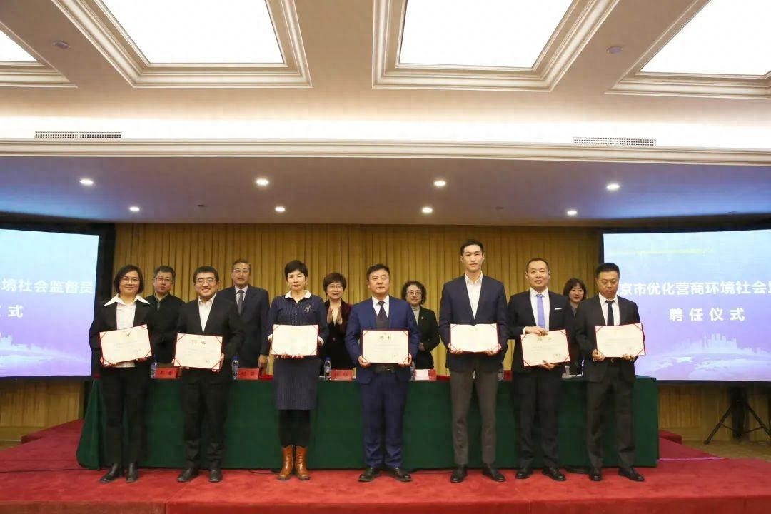 凱新認(rèn)證公司高級(jí)副總裁接受聘書